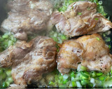 Foto del paso 2 de la receta: Muslitos de pollo deshuesado con salsa de puerros