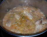 Foto del paso 6 de la receta: Muslos de pollo guisados con la aceitunas
