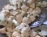 A picture of step 4 of Punjabi style dry aloo gobi.