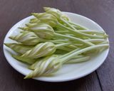 รูปขั้นตอนการทำที่ 2 ของ ดอกชมจันทร์ผัดน้ำมันหอย #กินผักรักสุขภาพ7