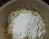 Foto del paso 8 de la receta: Buñuelos de puré de papas, abadejo, palitos de cangrejo y cebolla sofrita con ensalada