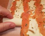 Foto del passaggio 2 della ricetta Fiori di sfoglia salmone e taleggio