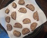 Foto del paso 7 de la receta: Galletas de manteca marmolado en forma de espiral