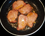 Foto del paso 3 de la receta: Bocadillo de lomo de cerdo con pimiento rojo y queso