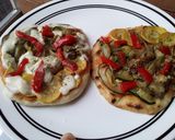 Foto del paso 5 de la receta: Pizzas🍕de vegetales🥗en pan turco🍕