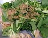 Foto langkah ke 6 dari resep Tumis Jamur Tiram dan Sawi.