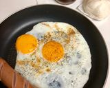 รูปขั้นตอนการทำที่ 3 ของ อาหารเช้าสไตล์คนขี้เกียจ 🍳🥓