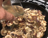 Foto del paso 2 de la receta: Pinchitos de lomo con champiñones con su salsa