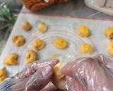 Foto langkah ke 5 dari resep 🇮🇩Donat labu mini merah putih 🇮🇩.