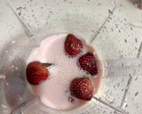 Foto langkah ke 2 dari resep Strawberry Milkshake.