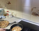 Foto del paso 1 de la receta: Tortitas de leche de avena con bacon, cebolla y berenjena