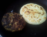 Foto del paso 6 de la receta: Arepa🍘 de queso🧀 con hamburguesa de lentejas y salteado de acelgas🌿
