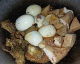 Foto langkah ke 4 dari resep Semur Tahu & Telur Pedas.