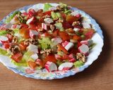 Foto del paso 3 de la receta: Ensalada de surimi con lechuga