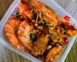 รูปขั้นตอนการทำที่ 2 ของ กุ้งผัดพริกกระเทียม หอมยั่ว