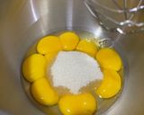 Foto langkah ke 1 dari resep Cake Kuning Telur Keju.