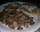 Foto del paso 3 de la receta: Merluza con champiñones al ajillo