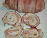 Foto del paso 8 de la receta: Rollo de pechuga envuelto en beicon y relleno de jamón York y queso con salsa de champiñones y almendras