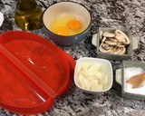 Foto del paso 1 de la receta: Tortilla de champiñones y queso azul al toque de albahaca con Lékué Omelette al microondas
