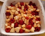 Une image de l'étape 1 de Crumble aux pommes et framboises.