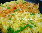 Hình bước làm 3 của món Cơm chiên cà ri gà xé