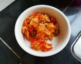 รูปขั้นตอนการทำที่ 2 ของ หมี่ผัดกระเฉดหมูกรอบ