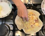 รูปขั้นตอนการทำที่ 3 ของ Ham cheese Tortilla wrap / ทอร์เทียไส้ทะลัก สไตล์ฝรั่ง easy breakfast
