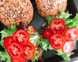 Hình bước làm 4 của món Burger Nguyên Cám Kẹp Gà Tây Gia Vị Ý
