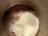Torta quattro quarti con pere al vino rosso e cacao