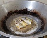 Foto langkah ke 5 dari resep Ikan Dencis Goreng Sambal Terasi.