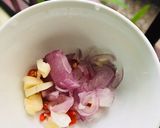 Hình bước làm 1 của món Cá hồi áp chảo kho mắm