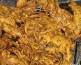 A picture of step 3 of Aloo Palak Ke traditional pakoray.