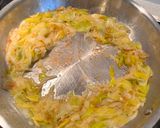Foto del paso 3 de la receta: Filetes de merluza en salsa de puerros