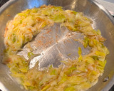 Foto del paso 3 de la receta: Filetes de merluza en salsa de puerros