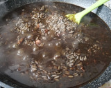 Foto del paso 4 de la receta: Arroz negro picante con calamares