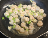 Foto del paso 2 de la receta: Revuelto de gambas y ajos tiernos