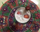 A picture of step 3 of Strawberry-Apple smoothie with cinnamon powder.
