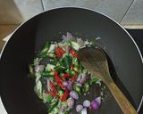 Foto langkah ke 1 dari resep Oseng Sosis Bunga Bawang.