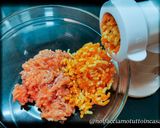 Foto del passaggio 3 della ricetta Polpettine di Salmone, Patate e Carote al forno su insalata con salsa allo yogurt