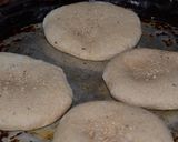 Foto del paso 1 de la receta: Sándwich de hamburguesa en Pan pita con masa madre y semillas