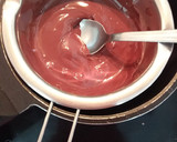 Foto del paso 4 de la receta: Polos de cereza cubiertos de chocolate (helado)