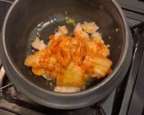 Hình bước làm 2 của món Canh kim chi Hàn Quốc