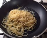 Foto del passaggio 5 della ricetta Spaghetti con calamari, fave e pomodoro mini plum