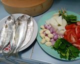 รูปขั้นตอนการทำที่ 1 ของ ต้มยำปลาทูสด