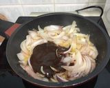 A picture of step 3 of Spam With Onion Black Pepper Sauce Sandwich.