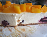 Foto del paso 8 de la receta: Tarta fría de yogur y queso con melocotón, moras y arándanos