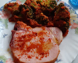 Foto del paso 7 de la receta: Chuleta de Sajonia "a la gallega" y brócoli con tomate y bacon