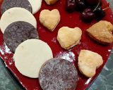 Foto del passaggio 25 della ricetta Cheesecake con Pasta Sfoglia Dolce Friabile e Salsa di Ciliegie a Specchio