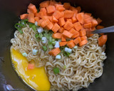 Foto langkah ke 2 dari resep Omelet Mie.