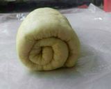Foto langkah ke 3 dari resep Roti gulung kismis coklat.